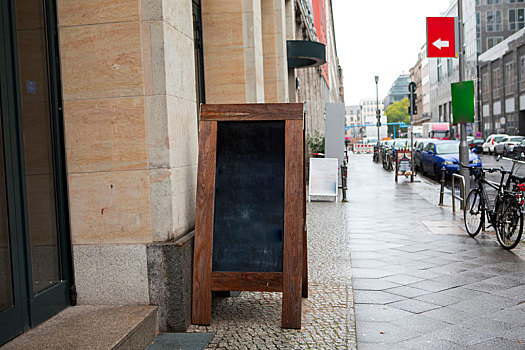 德国柏林,菩提树下大街,餐厅门口的告示牌