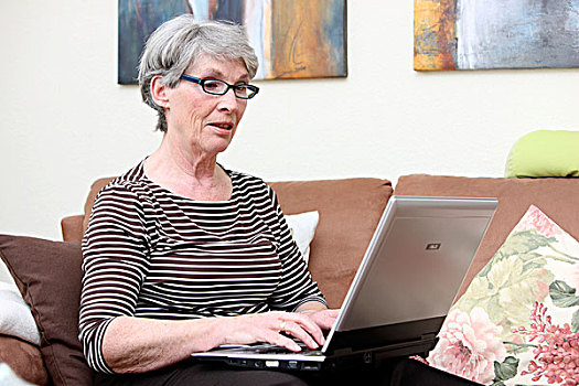 女人,65岁,老,在家,上网,笔记本电脑