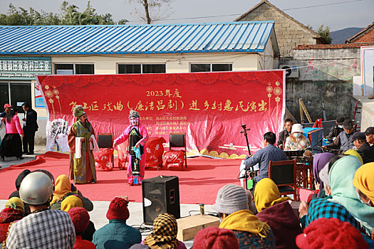 山东省日照市,庄户剧团进乡村,村民门口看大戏