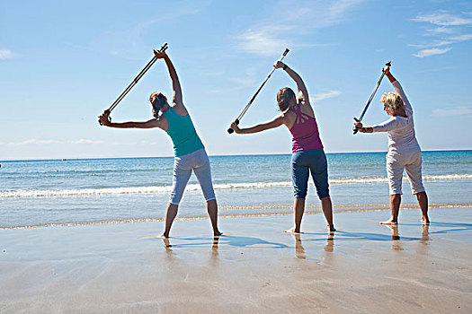 三个,女人,伸展,练习,走,棍,海滩,菲尼斯泰尔,布列塔尼半岛,法国,欧洲