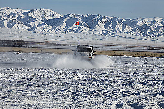 雪地汽车漂移