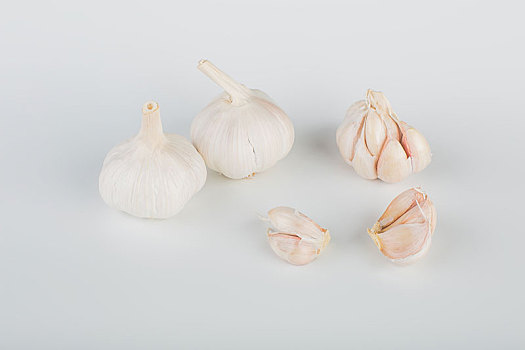 白背景上的大蒜和蒜瓣,饮食烹饪调味品配图