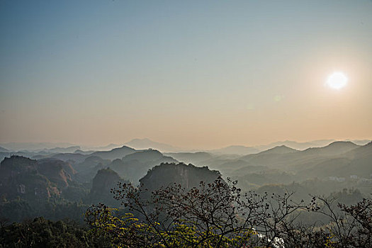 山,丹霞,太阳,蓝天,大气,山脉,驴友,旅行,地质公园,丹霞地貌,灌木,树,草,水潭,素材,平面设计