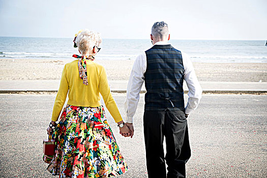 后视图,20世纪50年代,旧式,风格,情侣,握手,漫步,海滩