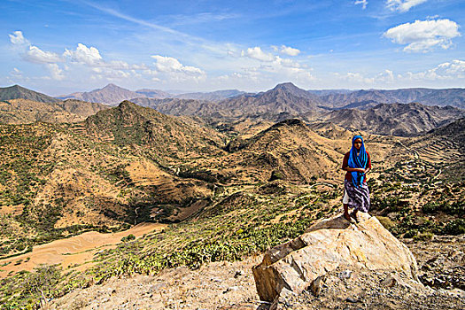 女人,站立,石头,正面,山景,道路,马萨瓦,埃塞俄比亚,厄立特里亚,非洲