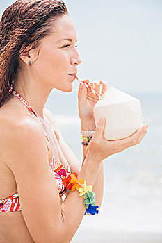 中年,女人,海滩,喝,椰子