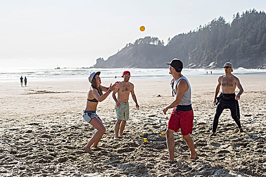 四个,成年,朋友,玩,球,短小,沙,海滩,俄勒冈,美国