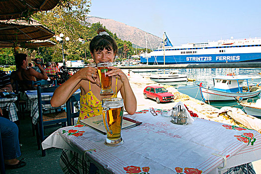女人,享受,喝,凯法利尼亚岛,希腊