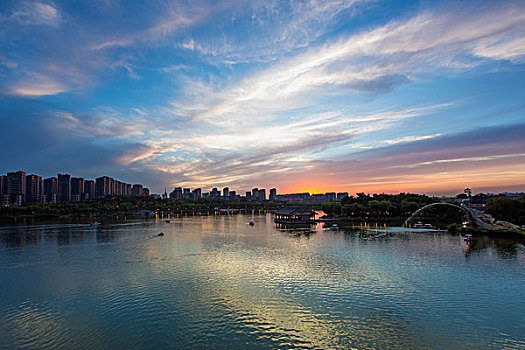 城市湖景