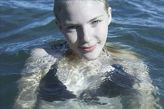 女青年,游泳,海中