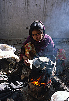 12岁,烹饪,食物,煤油,炉子,家庭,一个,居民区,喀布尔,父亲,鞋店,充足,提供,两个,白天