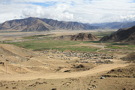 西藏甘丹寺从甘丹寺往下看到的村庄