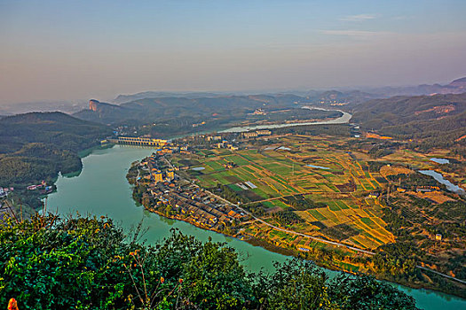 山,丹霞,水电站,蓝天,河流,田野风光,山脉,水库,旅行,地质公园,丹霞地貌,灌木,树,草,水潭,素材,平面设计