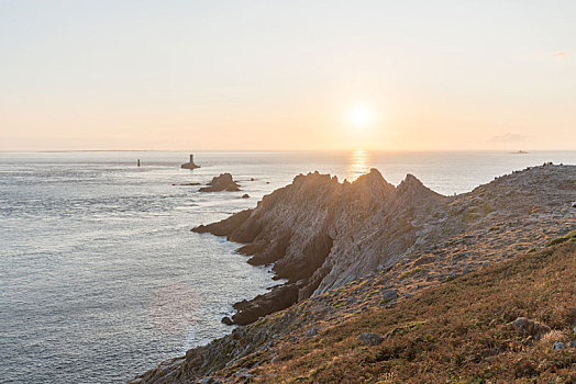 法国布列塔尼西海岸拉兹角礁石与北大西洋黄昏风景