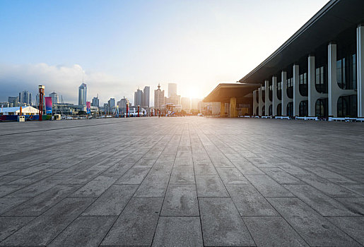 汽车广告背景,空地板和现代城市建筑