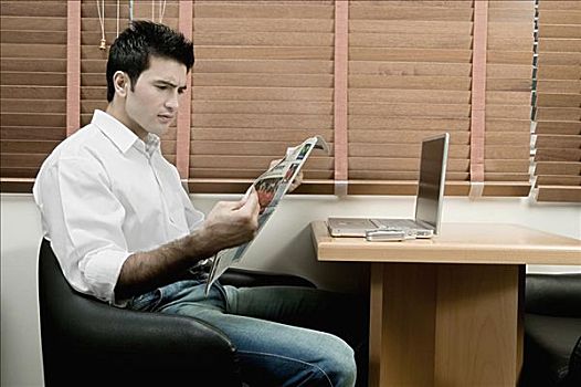 侧面,男青年,坐,正面,笔记本电脑,读,报纸