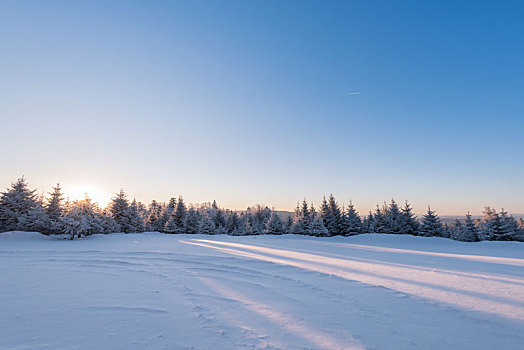 冬季长白山的雪地和雾凇