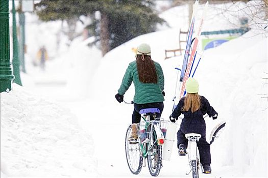 母女,乘,自行车,冬天,街道,科罗拉多