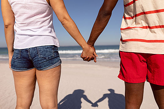 情侣,握手,站立,海滩,阳光