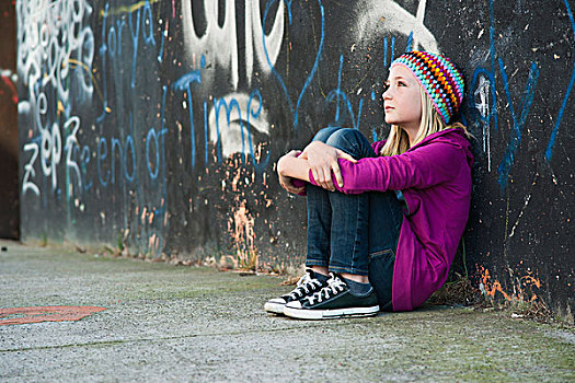 女孩,戴着,编织,帽,坐,正面,墙壁,涂鸦