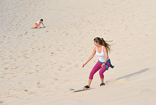 巴西里约热内卢沙滩上滑沙的姑娘