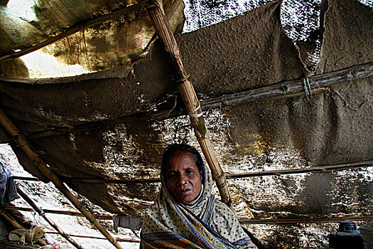 老太太,暂时,蔽护,五月,许多,天气,状况,家,气旋,击打,孟加拉,2007年