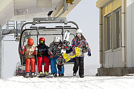 滑雪的一家人