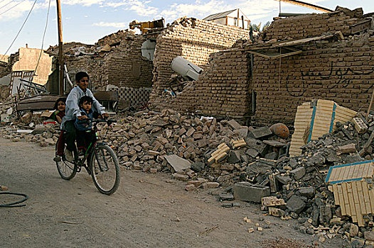 男孩,兄弟姐妹,自行车,碎石,居民区,城市,巨大,地震,十二月,2003年,毁坏,杀戮,30多岁,人,伊朗,一月
