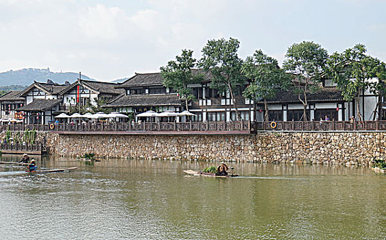 东方盐湖城神奇山镇·道天下景区水岸景致