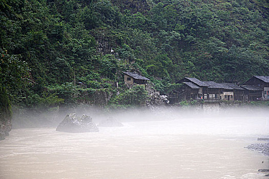 中国历史文化名镇----重庆巫溪县宁厂古镇大宁河雨中薄雾奇观