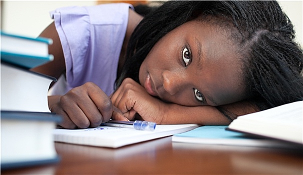 疲惫,美国非裔女性,休息,学习
