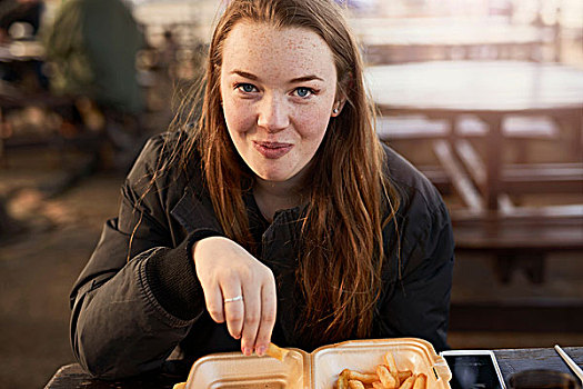 年轻,女人,头像,户外,吃,薯条,布里斯托尔,英国