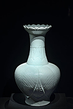 清代,乾隆,白釉凸雕玉簪花纹花口瓶,故宫博物院,藏