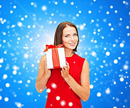 圣诞节,休假,白天,庆贺,人,概念,微笑,女人,红裙,礼盒,上方,蓝色,雪,背景