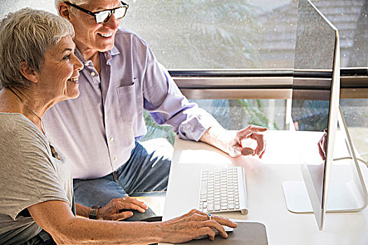 老年,夫妻,用电脑,看电脑,显示屏