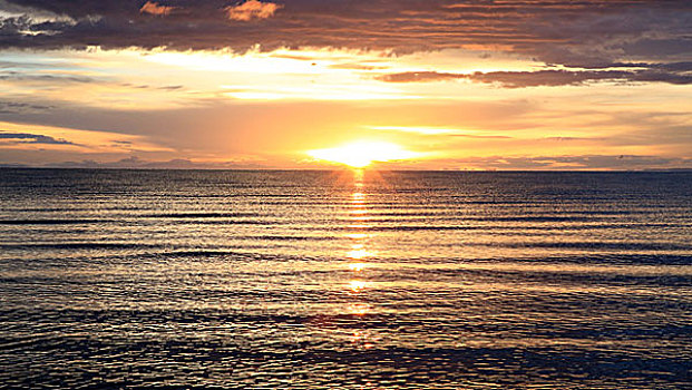 青海湖日出湖边海边日出海边石头