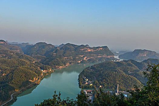 山,丹霞,河流,蓝天,黄昏,大气,田野,水电站,村庄,驴友,旅行,地质公园,丹霞地貌,绿色,灌木,树,草,水潭,素材,平面设计