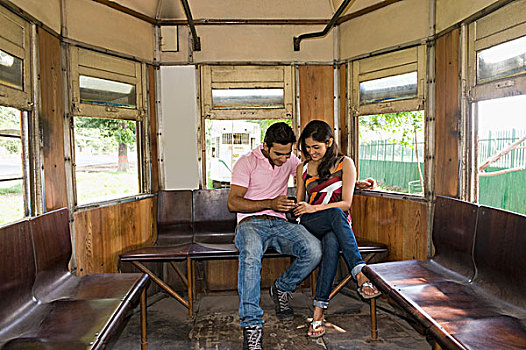 伴侣,有轨电车,看,手机,加尔各答,西孟加拉,印度