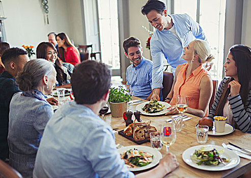 服务员,食物,朋友,就餐,餐厅桌子