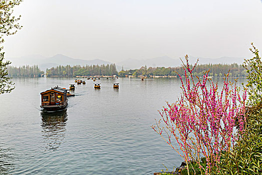 杭州西湖风光手摇船