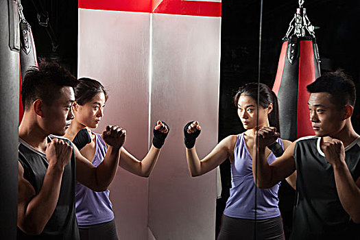 拳击,指导,女学生,练习,姿势,正面,镜子,体育馆