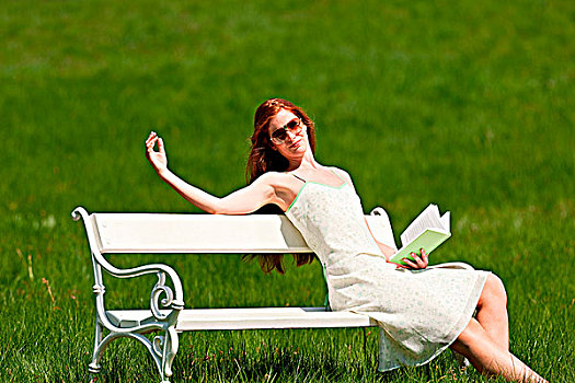 红发,坐,女人,白色背景,长椅,草地,浅