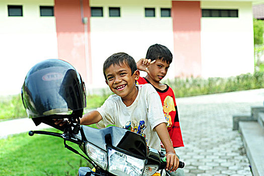 indonesia,sumatra,banda,aceh,two,boys,on,motorcycle