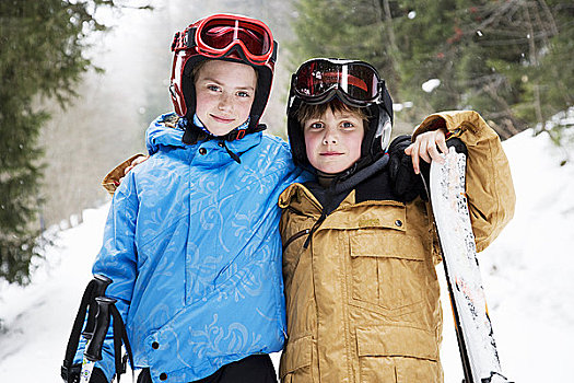 小孩,搂抱,雪中,滑雪