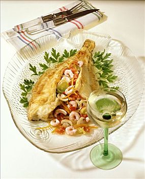 欧鲽,蔬菜,虾,葡萄酒杯