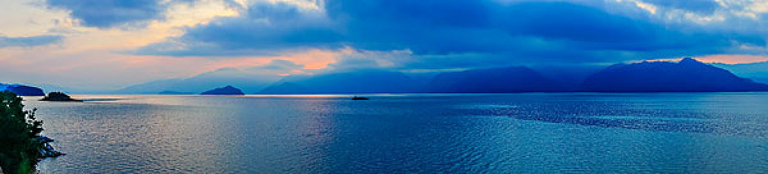 湖,岛,乌云,远山,网箱,小船,天空,蓝色,晚霞