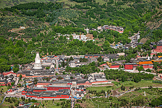 山西忻州市五台山黛螺顶寺院上远眺五台山群寺院