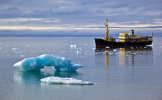 游船,船,后面,冰山,斯瓦尔巴特群岛,斯匹次卑尔根岛,挪威