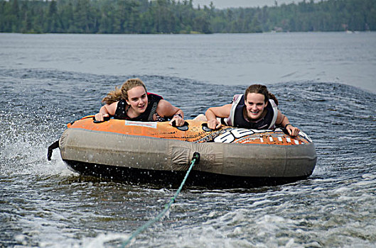头像,两个女孩,躺着,充气筏,漂浮,湖,木头,安大略省,加拿大