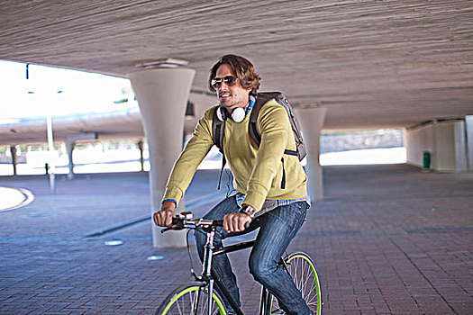 中年,男人,骑自行车,城市,地下通道